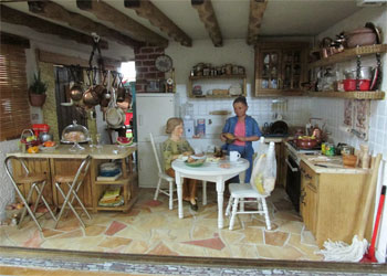 Muestra de artesanias en miniatura en la Liga de Madres de Familia, Santa María de los Angeles, en Rómulo Naón 3219, del barrio de Coghlan, a beneficio de escuelas rurales y la casita de javier.