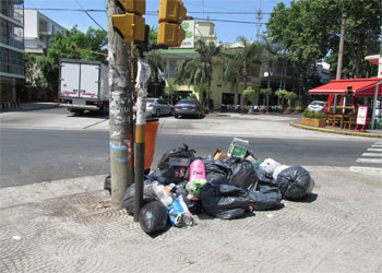 basura en esquina plaza Arenales